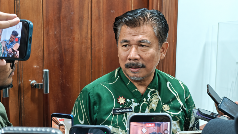 Kukar Matangkan Persiapan Jadi Tuan Rumah MTQ Kaltim Sekretaris Daerah (Sekda) Kutai Kartanegara, Sunggono, memberikan keterangan kepada awak media terkait kesiapan Kukar menjadi tuan rumah MTQ tingkat Provinsi Kalimantan Timur 2026.
