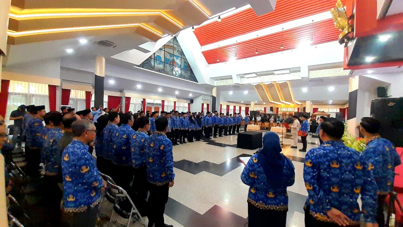 Lantik Sekitar 80 Pejabat, Bupati Aulia Minta Langsung Tancap Gas Tuntaskan Program 2026 Bupati Kutai Kartanegara Aulia Rahman Basri saat memimpin prosesi pelantikan pejabat manajerial dan nonmanajerial di lingkungan Pemkab Kukar, Jumat (2/10/2026).