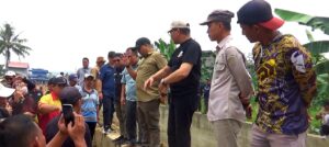 Bupati Kukar Minta Sodetan Tani Aman Ditunda hingga Normalisasi Sungai Loa Janan Tuntas Bupati Kutai Kartanegara Aulia Rahman Basri bersama Wali Kota Samarinda meninjau langsung lokasi sodetan Tani Aman–Loa Janan Ulu untuk melihat kondisi aliran air sekaligus mencari solusi penanganan banjir yang tidak merugikan masyarakat.