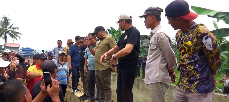 Bupati Kutai Kartanegara Aulia Rahman Basri bersama Wali Kota Samarinda meninjau langsung lokasi sodetan Tani Aman–Loa Janan Ulu untuk melihat kondisi aliran air sekaligus mencari solusi penanganan banjir yang tidak merugikan masyarakat.