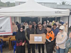 Pemkab Kukar Pulihkan 75 KK Korban Kebakaran Danau Aji Bupati Kukar, Aulia Rahman Basri saat meninjau lokasi kebakaran Danau Aji