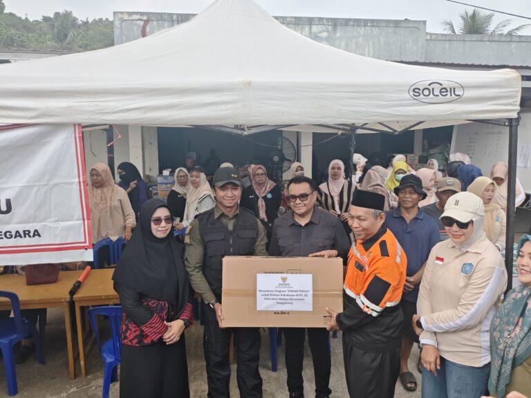 Pemkab Kukar Pulihkan 75 KK Korban Kebakaran Danau Aji Bupati Kukar, Aulia Rahman Basri saat meninjau lokasi kebakaran Danau Aji