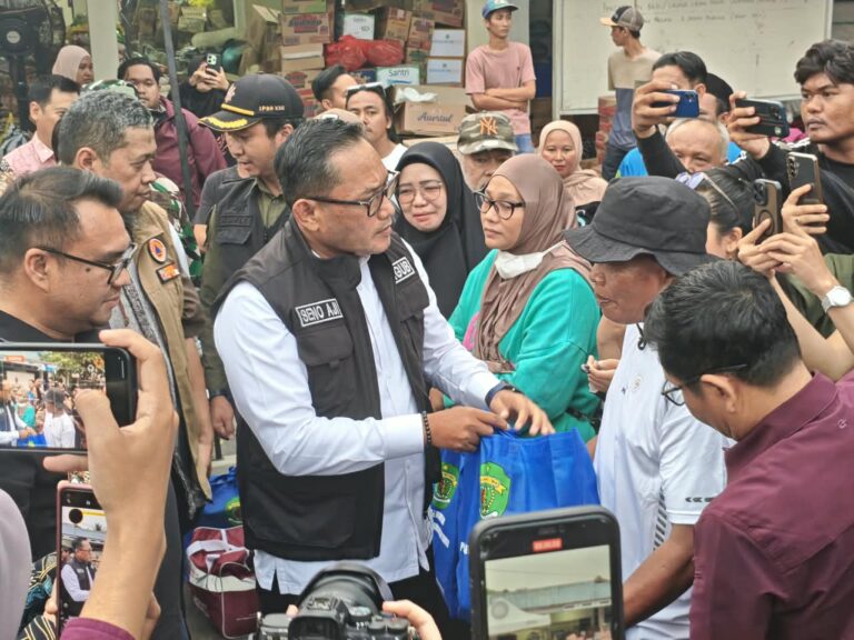 Seno Aji Perhatikan Hunian Korban Kebakaran di Tenggarong Wakil Gubernur Kalimantan Timur, Seno Aji, ketika mengunjungi lokasi kebakaran di Jalan A.M. Alimuddin, Kelurahan Melayu, Kecamatan Tenggarong, Kabupaten Kutai Kartanegara (Kukar), Kamis (8/10/2026)