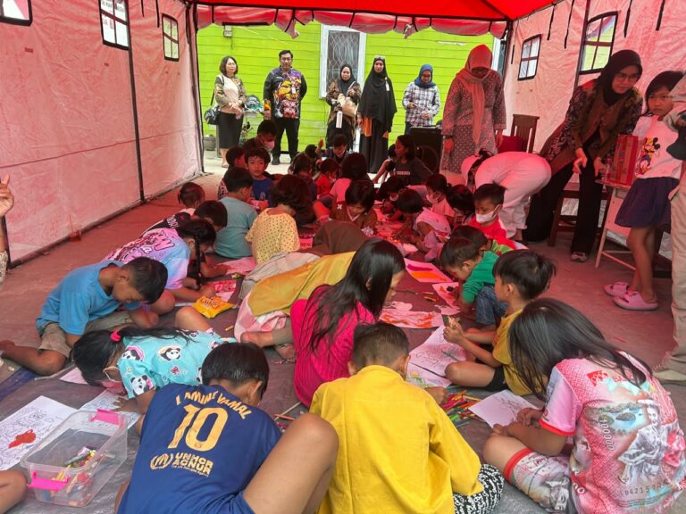 DP3A Kukar mendampingi anak-anak terdampak kebakaran kawasan Danau Aji melalui kegiatan bermain dan menggambar untuk membantu pemulihan trauma.