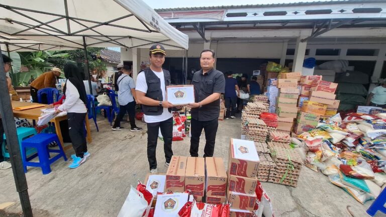 (PWI) Kabupaten Kutai Kartanegara (Kukar) menyerahkan bantuan bahan pangan berupa beras, mi instan, telur, dan minyak goreng kepada korban kebakaran di kawasan Danau Aji, Kelurahan Melayu, Kecamatan Tenggarong, Jumat (9/10/2026).