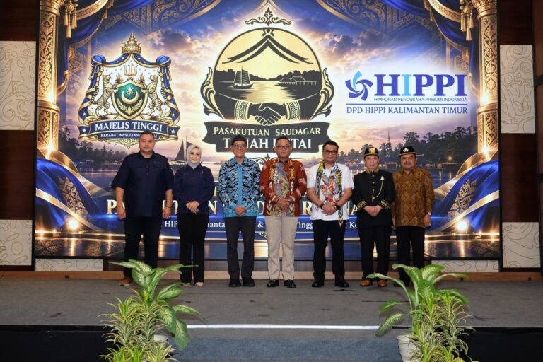 Ketua DPD HIPPI Kalimantan Timur, dr. Montik Dewi Rahayu, bersama Wakil Gubernur Kaltim H. Seno Aji, Bupati Kutai Kartanegara dr. Aulia Rahman Basri, serta jajaran Majelis Tinggi Kerabat Kesultanan Kutai berfoto bersama dalam kegiatan inisiasi pembentukan Pasakutuan Saudagar Tanah Kutai di Samarinda, Jumat (9/10/2026).