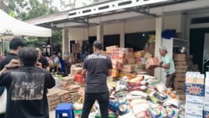 Petugas menata dan menyiapkan bantuan berupa kebutuhan pokok untuk disalurkan kepada warga terdampak kebakaran di Kelurahan Melayu, Kecamatan Tenggarong, Kabupaten Kutai Kartanegara (Kukar), Jumat (9/10/2026).