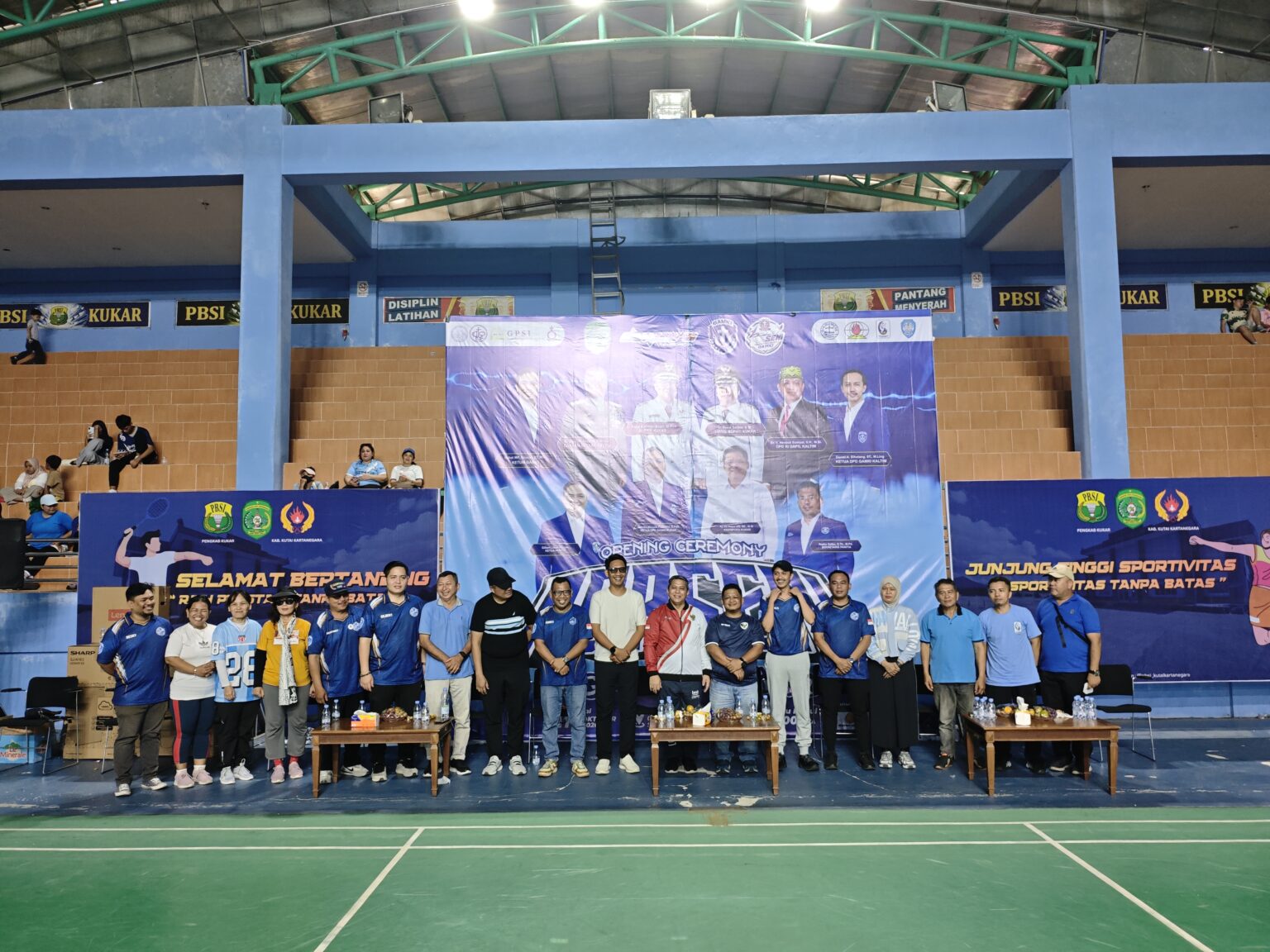 Foto bersama jajaran Dispora Kukar, panitia GAMKI, dan para undangan saat pembukaan Pekan Olahraga dan Seni (PORSENI) GAMKI Kukar 2026 di Gedung PBSI, Kompleks Stadion Rondong Demang, Tenggarong, Sabtu (10/10/2026).