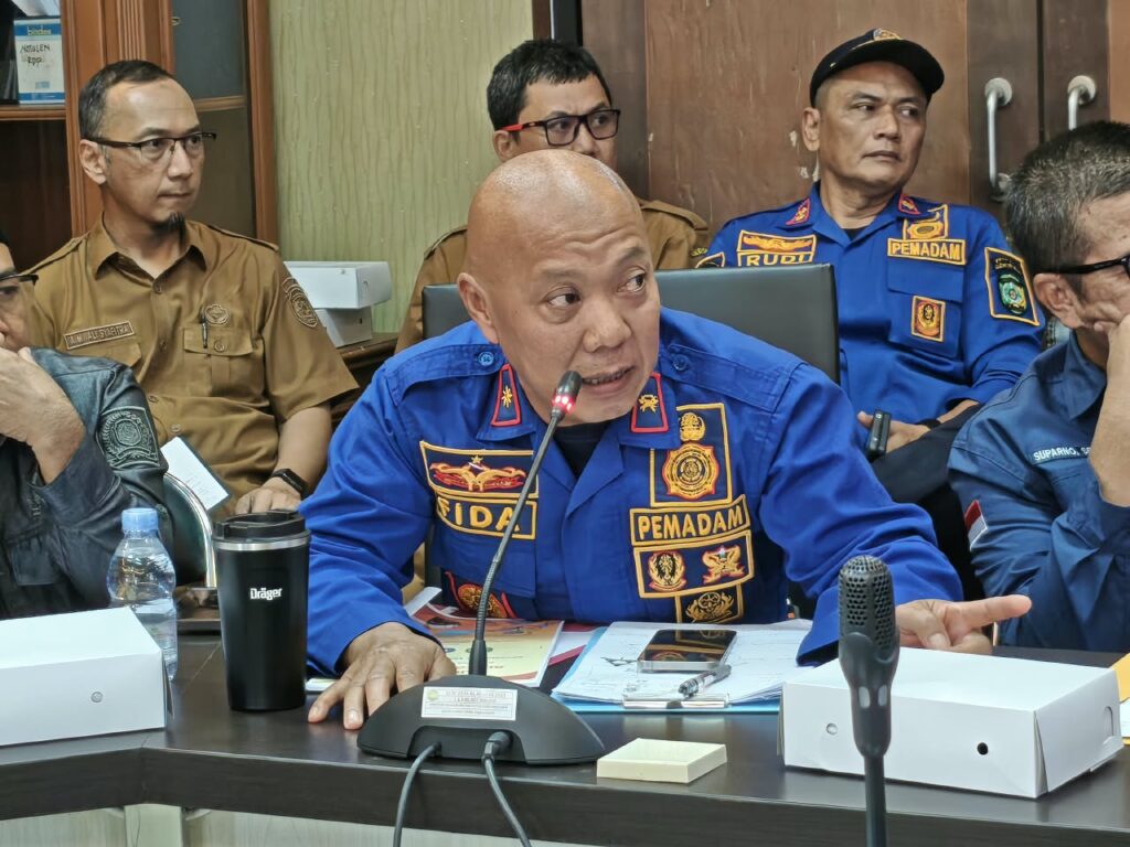 Kepala Disdamkarmatan Kukar, Fida Hurasani, menyampaikan kebutuhan sarana pemadam kebakaran dalam Rapat Dengar Pendapat bersama Komisi III dan Komisi IV DPRD Kukar.