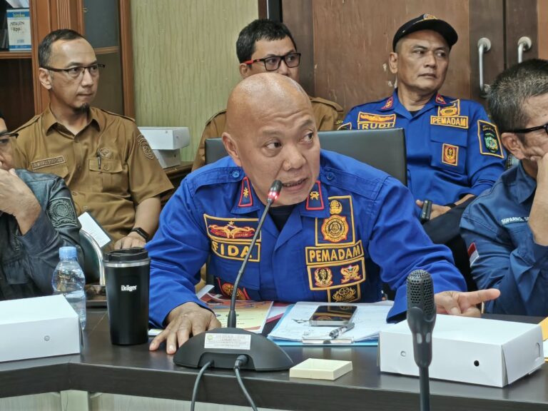 Kepala Disdamkarmatan Kukar, Fida Hurasani, menyampaikan kebutuhan sarana pemadam kebakaran dalam Rapat Dengar Pendapat bersama Komisi III dan Komisi IV DPRD Kukar.