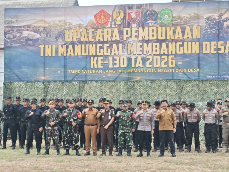 Aulia Rahman Basri, Bupati Kutai Kartanegara bersama jajaran Forkopimda, TNI, Polri, dan unsur terkait berfoto bersama seusai Upacara Pembukaan TNI Manunggal Membangun Desa (TMMD) ke-130 Kodim 0906/Kukar di Lapangan Bola Loa Kulu Kota, Kecamatan Loa Kulu, Selasa (13/10/2026).