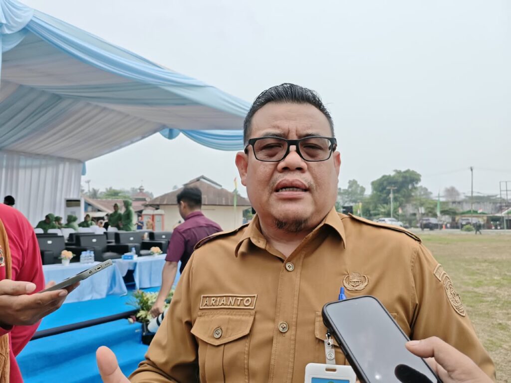Kepala Dinas Pemberdayaan Masyarakat dan Desa (DPMD) Kutai Kartanegara, Arianto, memberikan keterangan kepada awak media terkait usulan pengadaan perangkat internet gratis bagi masyarakat di 3.212 RT se-Kukar, saat ditemui di Loa Kulu, Selasa (13/10/2026) (dok.Javasia).