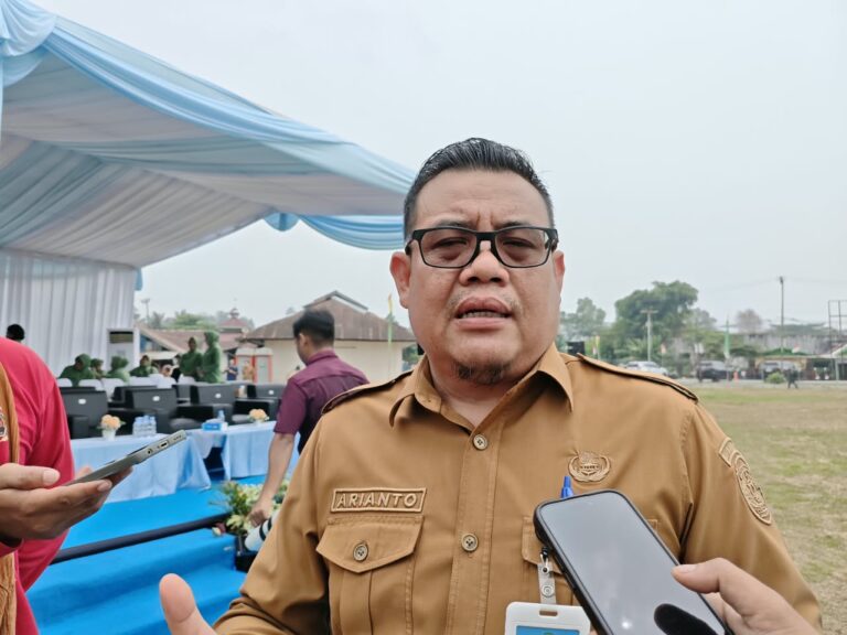 Perluas Akses Internet Masyarakat, DPMD Kukar Usulkan Internet Gratis di 3.212 RT Kepala Dinas Pemberdayaan Masyarakat dan Desa (DPMD) Kutai Kartanegara, Arianto, memberikan keterangan kepada awak media terkait usulan pengadaan perangkat internet gratis bagi masyarakat di 3.212 RT se-Kukar, saat ditemui di Loa Kulu, Selasa (13/10/2026) (dok.Javasia).