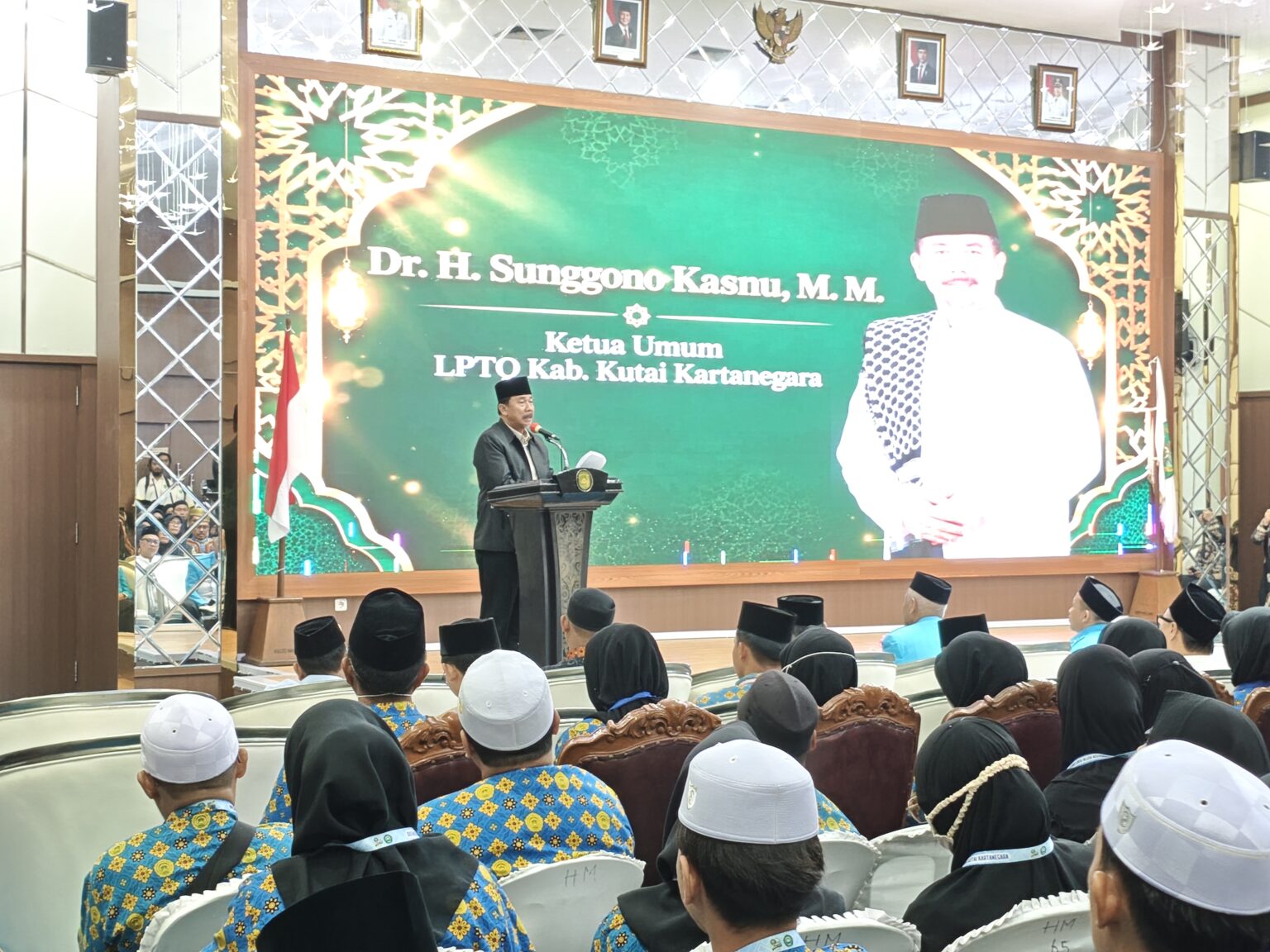 Sekretaris Daerah (Sekda) Kutai Kartanegara (Kukar), Sunggono, menyampaikan sambutan dalam kegiatan Sertifikasi dan Munaqosyah Akbar Guru Ngaji se-Kabupaten Kukar di Pendopo Wakil Bupati Kukar, Tenggarong, Sabtu (17/10/2026).
