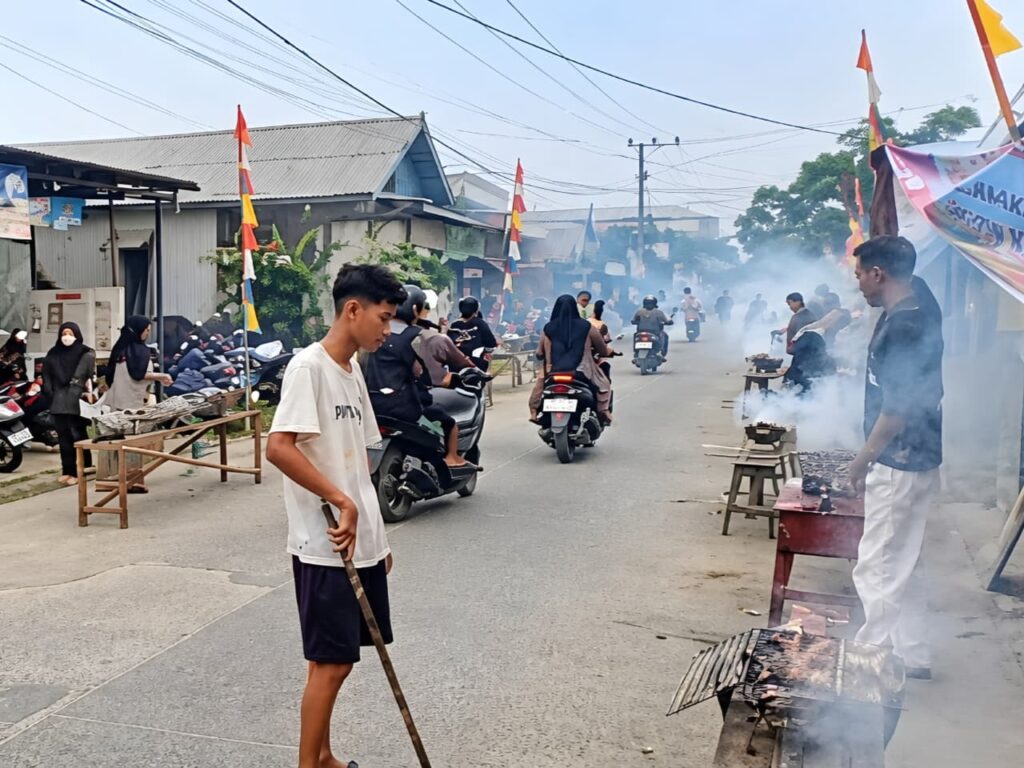 Bakar Ikan Sepanjang 2,5 Kilometer, Muara Jawa Pesisir Punya Potensi Wisata Baru Sejumlah pedagang tampak sibuk membakar ikan di sepanjang pinggir jalan,
