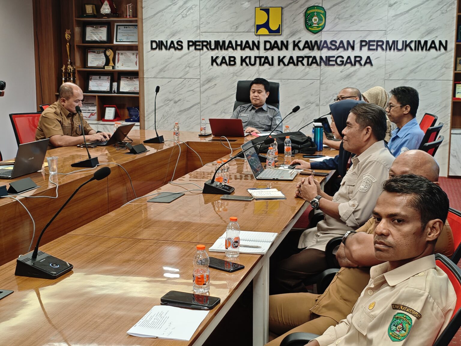rapat bersama sejumlah perusahaan di Ruang Rapat Dinas Perumahan dan Kawasan Permukiman (Disperkim) Kukar, Selasa (20/10/2026).