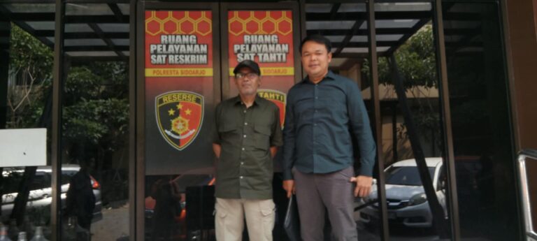 PH Samin (berkemeja lengan panjang)ditemui usai keluar dari ruang penyidik Satreskrim Polresta Sidoarjo, Rabu (21/10/2026).