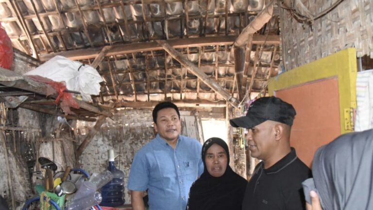 Bupati Subandi Salurkan Kursi Roda dan Cek RTLH Bupati Subandi didampingi Kadinsos dan Kabid Resos saat menyerahkan bantuan kursi roda kepada warga di Kecamatan Jabon, Sabtu (3/10/2026). (FT/Wawan)