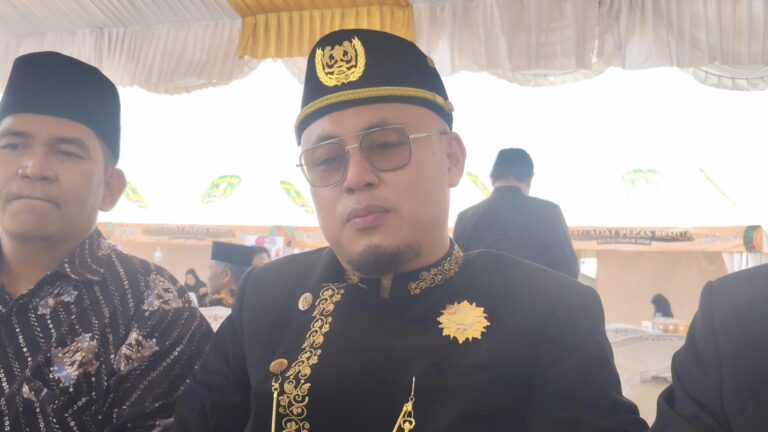 Kepala Dinas Pendidikan dan Kebudayaan (Disdikbud) Kabupaten Kutai Kartanegara (Kukar), Heriansyah, saat memberikan keterangan kepada awak media usai pembukaan Erau Adat Pelas Benua Kutai Timur 2026, di Rumah Adat Kutai, Minggu (11/10/2026).