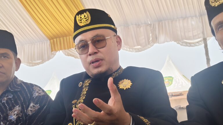 Kepala Dinas Pendidikan dan Kebudayaan (Disdikbud) Kabupaten Kutai Kartanegara (Kukar), Heriansyah, saat memberikan keterangan kepada awak media usai pembukaan Erau Adat Pelas Benua Kutai Timur 2026, di Rumah Adat Kutai, Minggu (11/10/2026).(dok.Javasia)