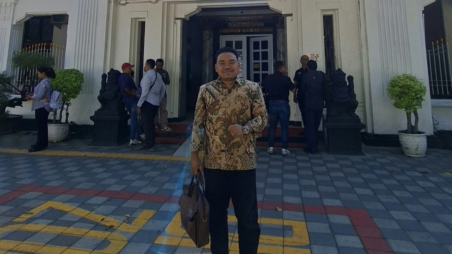 Pengacara Jaka Prima, S.H., M.H., M.Pd., kuasa hukum PT Parahita Intiraya dalam gugatan dugaan wanprestasi terhadap PT Rexline Engineering Indonesia senilai Rp6,4 miliar. Gugatan tersebut tercatat di Pengadilan Negeri Surabaya dengan Nomor Perkara 911/Pdt.G/2026/PN Sby.