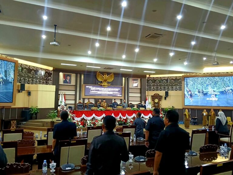 DPRD Kukar Dorong Aset Daerah Dongkrak PAD Suasana Rapat Paripurna Masa Sidang I DPRD Kutai Kartanegara di Gedung DPRD Kukar, Senin (5/10/2026). Rapat membahas lima Raperda, termasuk regulasi pengelolaan aset daerah yang didorong DPRD agar lebih produktif dan mampu meningkatkan Pendapatan Asli Daerah (PAD)
