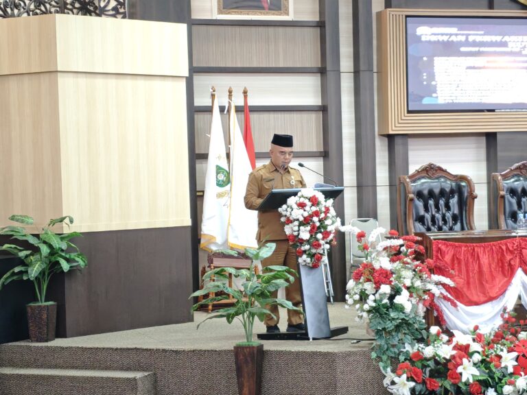 Pemkab-DPRD Kukar Bahas Lima Raperda, Pencabutan Perda Kecamatan Selulang Jadi Sorotan Asisten I Sekretariat Daerah Kutai Kartanegara, Akhmad Taufik Hidayat, menyampaikan materi dalam Rapat Paripurna DPRD Kukar terkait pembahasan lima Raperda, termasuk rencana pencabutan Perda Nomor 18 Tahun 1999 tentang Kecamatan Selulang, Senin (5/10/2026).