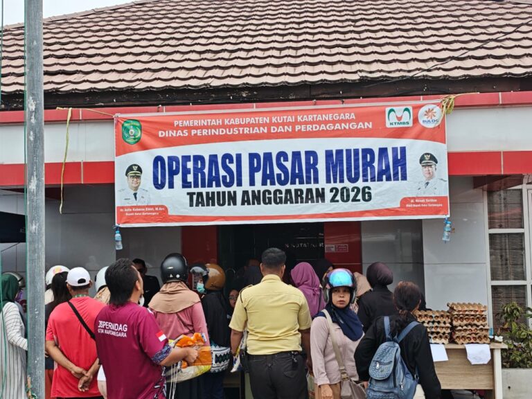 Sambut Hari Pangan Sedunia, Disperindag Kukar Gelar Pangan Murah Dua Hari Antusiasme masyarakat saat berbelanja kebutuhan pokok dalam kegiatan pasar murah yang digelar Disperindag Kutai Kartanegara (Kukar) di halaman Kantor Disperindag Kukar, Tenggarong, Jumat (16/10/2026), dalam rangka memperingati Hari Pangan Sedunia 2026
