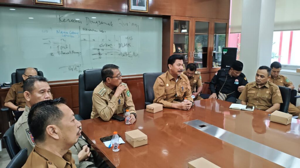 Sekretaris Daerah (Sekda) Kutai Kartanegara (Kukar), Sunggono saat menerima audiensi jajaran Kecamatan Sangasanga di Ruang Rapat Sekretaris Daerah, Kantor Bupati Kukar, Senin (19/10/2026).