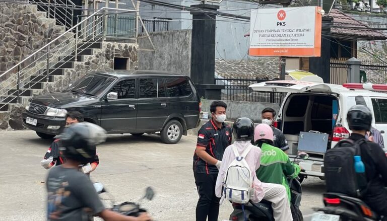 Relawan Gema Keadilan Kalimantan Timur membagikan masker gratis kepada pengendara sepeda motor di depan Kantor DPW PKS Kaltim, Jalan M Yamin, Samarinda, Senin (19/10/2026).