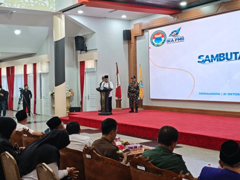 Asisten I Bidang Pemerintahan dan Kesejahteraan Rakyat Sekretariat Kabupaten Kukar, Ahmad Taufik Hidayat, saat menghadiri pelantikan Pengurus IKA PMII Kukar periode 2026–2031 di Pendopo Odah Etam, Tenggarong, Rabu (21/10/2026)