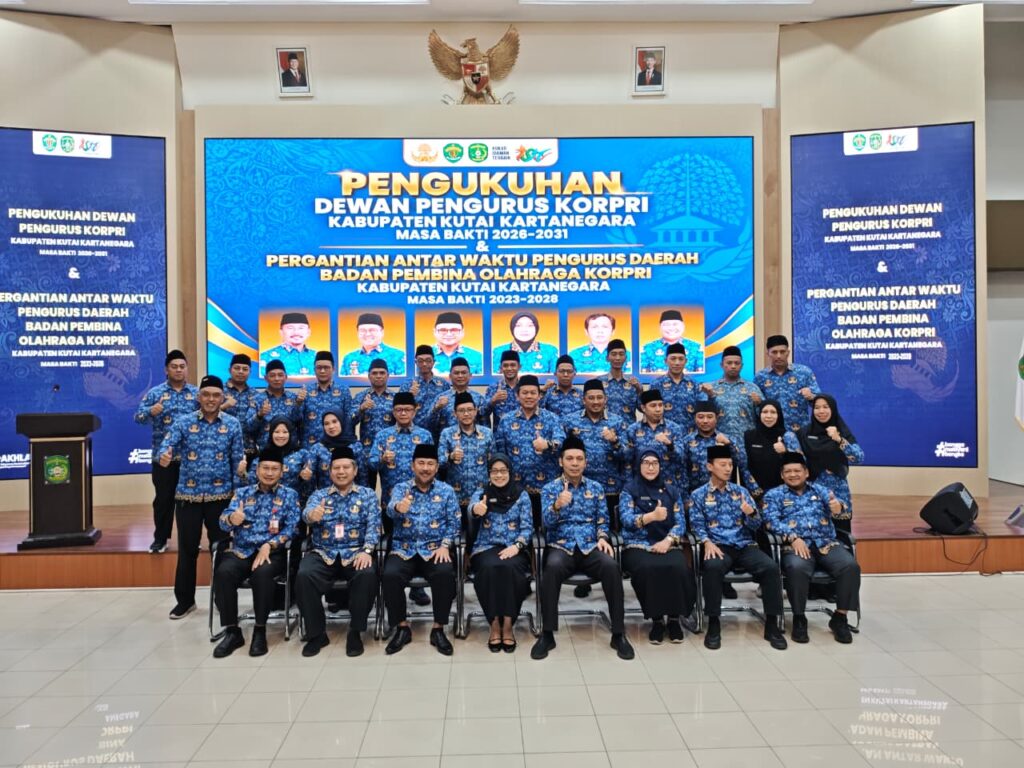 Pengurus Baru Dikukuhkan, KORPRI Kukar Perkuat Pelayanan dan Pembinaan ASN Jajaran Dewan Pengurus KORPRI Kabupaten Kutai Kartanegara berfoto bersama seusai pengukuhan kepengurusan masa bakti 2026–2030 dan Pergantian Antar Waktu (PAW) Pengurus Daerah Badan Pembina Olahraga KORPRI Kukar masa bakti 2023–2028 di Aula Bappeda Kukar, Kamis (29/10/2026).