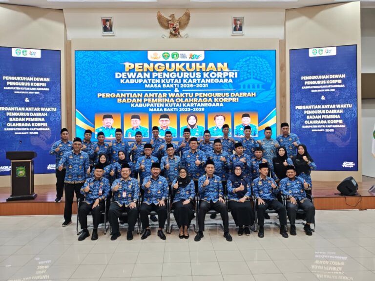 Pengurus Baru Dikukuhkan, KORPRI Kukar Perkuat Pelayanan dan Pembinaan ASN Jajaran Dewan Pengurus KORPRI Kabupaten Kutai Kartanegara berfoto bersama seusai pengukuhan kepengurusan masa bakti 2026–2030 dan Pergantian Antar Waktu (PAW) Pengurus Daerah Badan Pembina Olahraga KORPRI Kukar masa bakti 2023–2028 di Aula Bappeda Kukar, Kamis (29/10/2026).